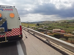 Dramma sulla A19, auto precipita da cavalcavia e finisce in acqua:
morto un 28enne, grave un 24enne