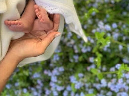 Royal baby, Meghan posta i piedini di Archie con un tributo a Diana