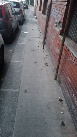 Catania: marciapiede impraticabile .