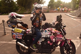 Il giro del mondo in moto di Yaneth per dire no alla violenza di genere