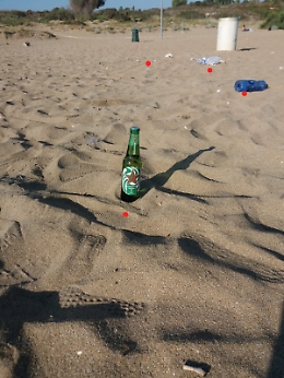 Siracusa: volontarie ripuliscono la spiaggia libera di Arenella