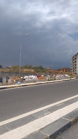 Catania: strade invase dai rifiuti a San Giovanni Galermo
