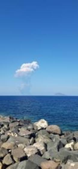 Eruzione a Stromboli: l'esplosione vista da Salina