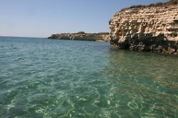 Avola, giovane turista marchigiana cade in acqua dalla scogliera: ferita