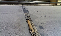 Giunto malandato sulla strada degli scrittori: danni alle auto