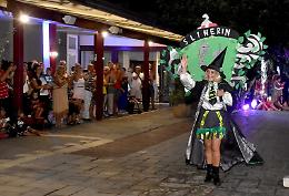 Serata Carnival alla Plaia di Catania, i colori dei costumi di Misterbianco a bordo piscina