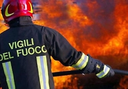 Gela: vasto incendio distrugge
capannone di azienda agricola