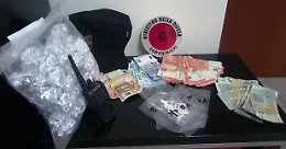 Librino, il pusher fugge dalla scala A, ma nella scala B lo attendono i carabinieri