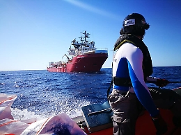 La Ocean Viking vaga nel Canale di Sicilia con 82 migranti: nessuna risposta da Malta e Italia