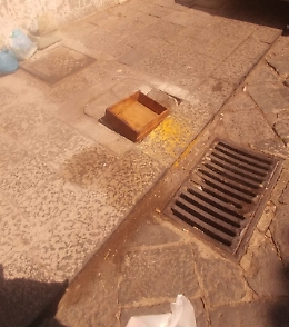 Catania, Via Capuana: un cassetto per coprire un tombino rotto
