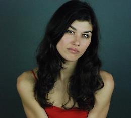 L'attrice Gloria Cuminetti aggredita da un marocchino e dal web