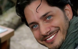 Palermo, ex deputato M5S guarisce dal tumore e canta per moglie e figlio/ VIDEO