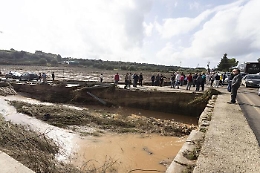 Il maltempo flagella la Sicilia orientale: un morto e auto travolte dal fango