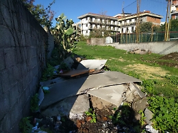 Gravina di Catania: discarica di fronte la Chiesa San Bernardo