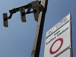 Palermo: rimprovera giovane in auto nell'area pedonale, picchiato a sangue