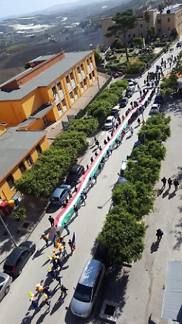 Un lungo tricolore per le strade di Naro