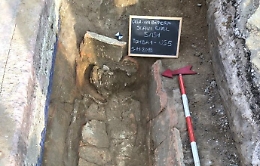 Gela, durante gli scavi dell'Enel dal sottosuolo spunta un sarcofago con l'Obolo di Caronte