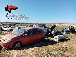 Nel cuore dell’Isola di Lampedusa, un cimitero di auto abbandonate