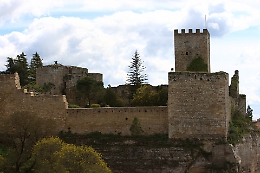 Cadono calcinacci: chiuso ingresso del Castello di Lombardia
