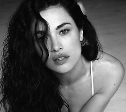 Per Francesco Monte una fidanzata somigliante a Monica Bellucci