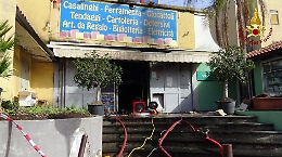 Catania, spento l'incendio nel negozio di viale Vittorio Veneto