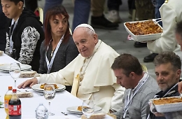 Poveri a pranzo con il Papa come "ai matrimoni", Giuseppe: «Non smetto di piangere»