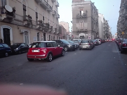 Catania, via Mascagni: auto parcheggiate in tripla fila