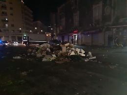Catania: piazza Carlo Alberto dopo una giornata di mercato