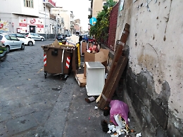 Catania: sporcizia e incuria in via Re Martino