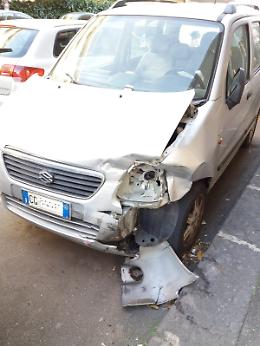 Catania: via Brancati, auto abbandonata da mesi
