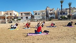 L'estate al tempo del Covid si trascotre in spiaggia facendo yoga