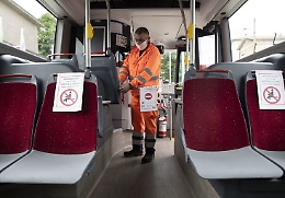 Coronavirus, stop al distanziamento sociale sui bus ma servirà la mascherina