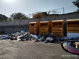 Aci Catena (CT): la zona raccolta indumenti diventata una discarica