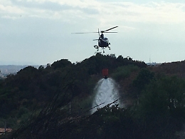 Aci Castello, brucia ancora contrada Terreforti: villette minacciate dall'incendio