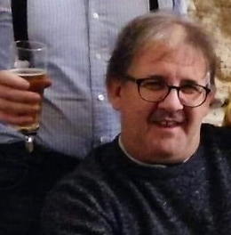 Migranti, ex parroco a Musumeci: «Va fatti i raggi e scoss'in testa!»