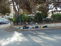 Differenziata, protestano alcuni residenti di via Magellano perch&eacute; multati