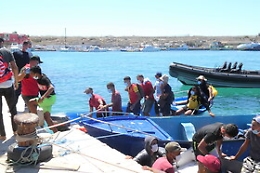 Migranti, trenta sbarchi a Lampedusa in un giorno Musumeci: «Governo cosa fa»?