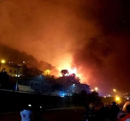 Incendi, notte di fuoco e di paura ad Altofonte: in 400 via dalle abitazioni