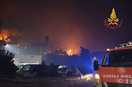 Incendio Altofonte, oltre 1000 sfollati
Musumeci: «Fuoco appiccato in 6 punti»