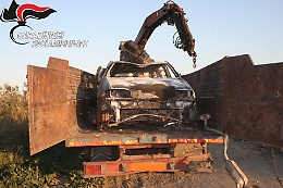 Catania, cerca di portare via rottami di auto e cerchioni bruciati: arrestato