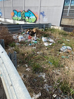 Catania: degrado nel parcheggio della stazione ferroviaria di Ognina