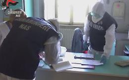 Reagenti scaduti, test in profumeria e mancate notifiche all'Asp: il blitz dei Nas nei laboratori di analisi a Catania