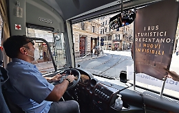 Crisi Covid, a Palermo sit-in dei bus turistici: «Consegniamo targhe e licenze»