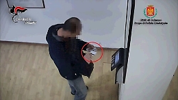 Assenteismo Reset. i badge nascosti dietro il quadro dei carabinieri