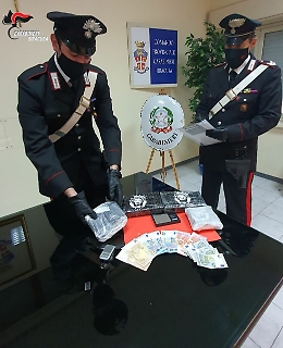 Siracusa, i carabinieri lo fermano e lui confessa: «Sì, la cocaina è nell'auto»