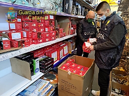 Luci natalizie e articoli elettrici pericolosi sequestrati nel Catanese