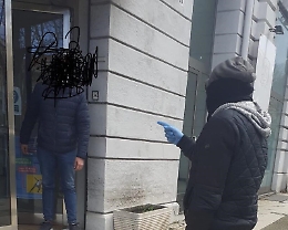 E' positivo ma va lo stesso a lavorare nel suo negozio: follia a Messina