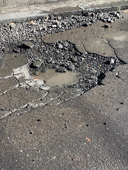 Catania: buca in via Ignazio Castone