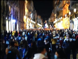 Catania, gli appelli  anti assembramenti non bastano: folla natalizia in via Etnea