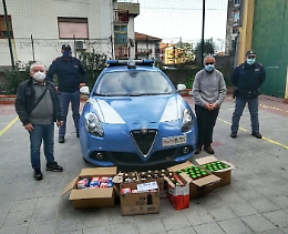 Natale, agenti di polizia donano alimenti ai più bisognosi a Catania